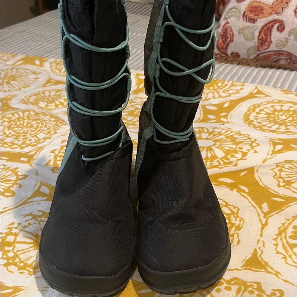 Bogs Women's Black Winter Rain Boots with Teal Lacing